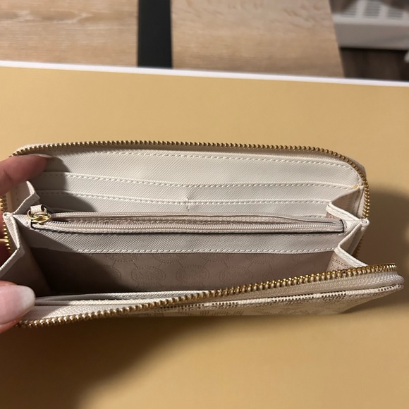 Michael Kors Jet Set Zip Wallet - Picture 5 of 9